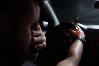 Alkol bir araba bir adam elinde bir şişe