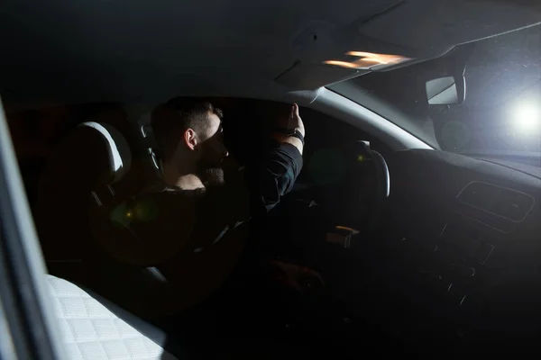 El hombre y la mujer conducen un coche en situación de emergencia. noche noche tiempo — Foto de Stock