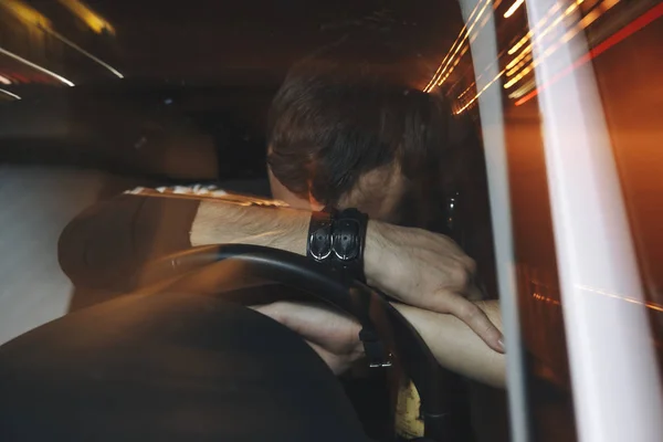 Conductor masculino trastornado es atrapado conduciendo bajo influencia del alcohol. Hombre cubriendo su cara de la luz del coche de policía . — Foto de Stock
