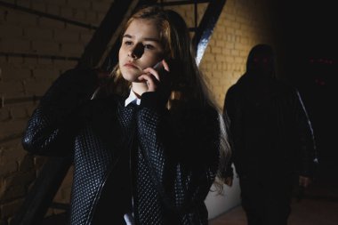bir hırsız onun keskin bıçak değerli eşyalarını çanta içinde soymak için bir kadına yönelik suç kavramları soygun kavramları