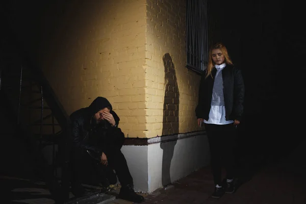Escena de robo nocturno en la calle: el hombre quitando la bolsa joven femenina — Foto de Stock
