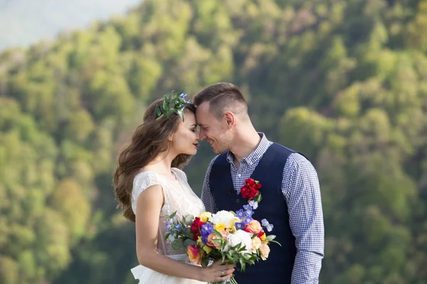 Decoraciones de flores blancas durante la ceremonia de boda al aire libre —  Fotos de Stock