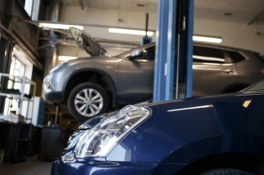 Siyah araba onarım istasyonu yumuşak odak içinde belgili tanımlık geçmiş ve ışık üzerinde ile