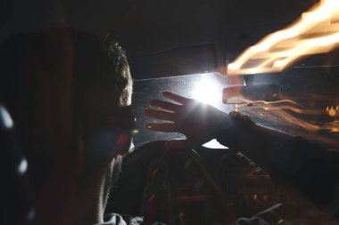 Dont içki ve sürücü kavramı, sarhoş ve bir şişe alkol ile gece bir araba