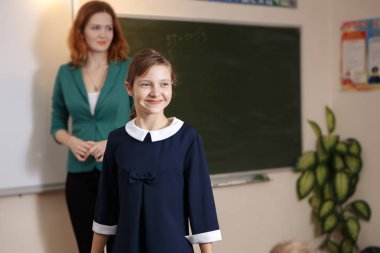 liseli kız gülümseyerek blackboard, görev gerçekleştirir. Eğitim.