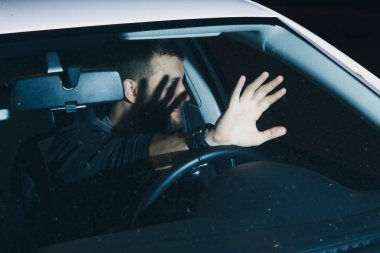 yaklaşmakta olan trafiği tarafından kör