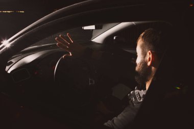 yaklaşmakta olan trafiği tarafından kör