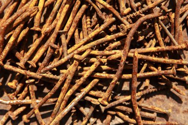 arka plan eski paslı çivi yakın çekim.