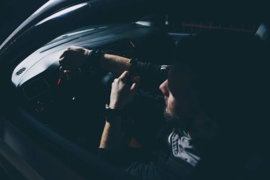 Soyut sarhoş genç adam bir şişe bira ile bir araba bulanık. Dont içki ve sürücü kavram. Etkisi altında sürüş. DUI, sarhoş iken sürüş.