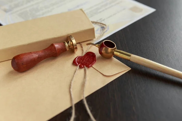 Contrato a la espera de un letrero público notario en el escritorio. Accesorios públicos notariales — Foto de Stock