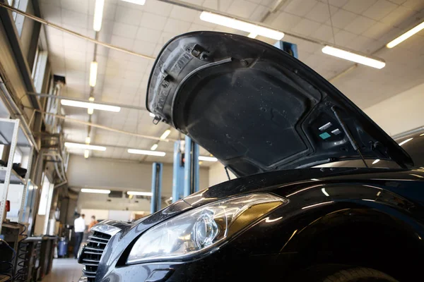 Stazione di riparazione auto nera con soft-focus sullo sfondo e sopra la luce — Foto Stock