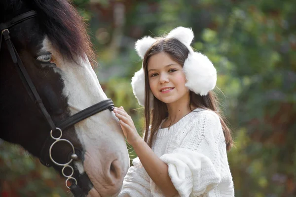 Girl face to face with a horse — Stock Photo, Image