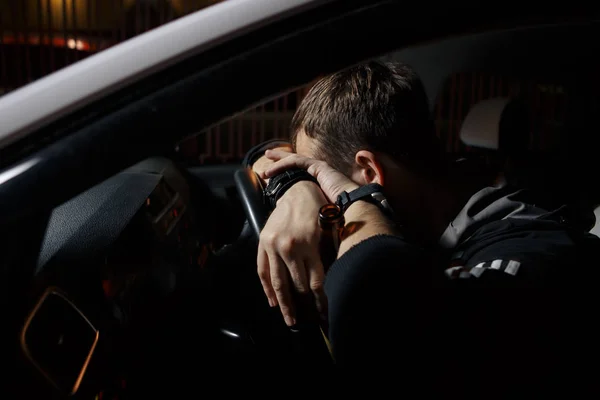 Hombre conduciendo coche y quedarse dormido al volante — Foto de Stock