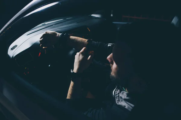 Abstracto borroso Joven borracho conduciendo un coche con una botella de cerveza. No bebas y conduzcas concepto. Conducir bajo la influencia. DUI, Conducir mientras está intoxicado . — Foto de Stock