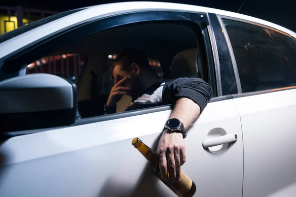 Joven cansado conduciendo su coche. durmiendo dentro de su coche, agotado . — Foto de Stock