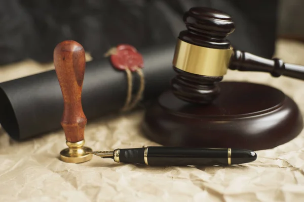 Law gavel in courtroom. Legal system justice concept. — Stock Photo, Image