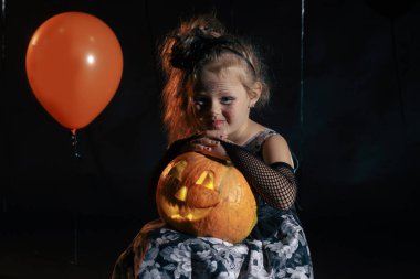 Mutlu Cadılar Bayramı şirin küçük bir kabak ile cadı.