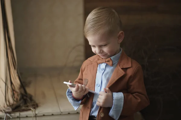 Little girl play with her smartphone — Stock Photo, Image