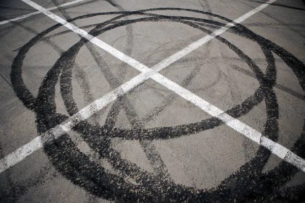 Traço de pneu de motocicleta no asfalto em um estacionamento — Fotografia de Stock