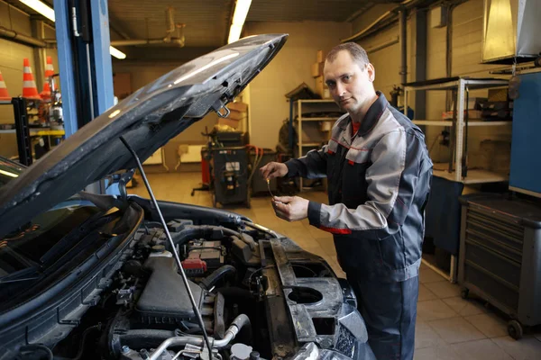 Mecánico del coche profesional que equilibra la rueda del coche en balanceador en servicio de reparación auto . —  Fotos de Stock