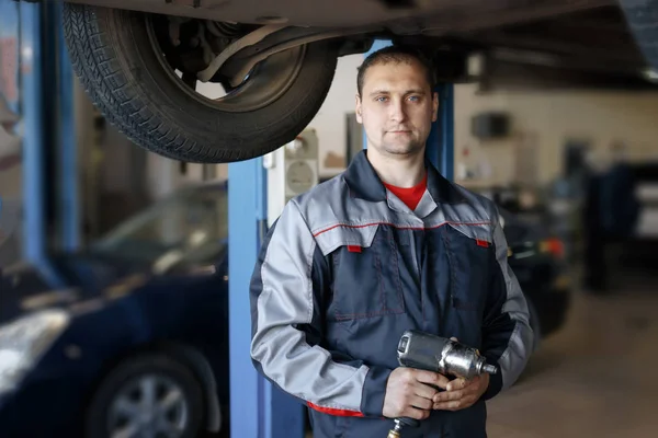 Bilmekaniker leende i sitt garage — Stockfoto