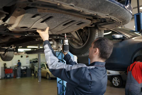 I bilen, ljus ersätts, föraren av bilen gör reparationer — Stockfoto
