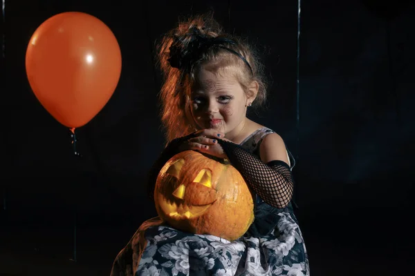 Feliz Halloween Fofa bruxinha com uma abóbora . — Fotografia de Stock