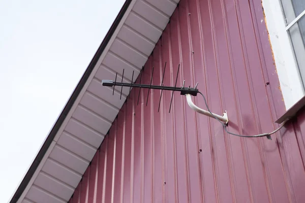 Yagi DVBT tv ontvangst antenne geïnstalleerd op de muur. Breedbandsignaalontvangst — Stockfoto