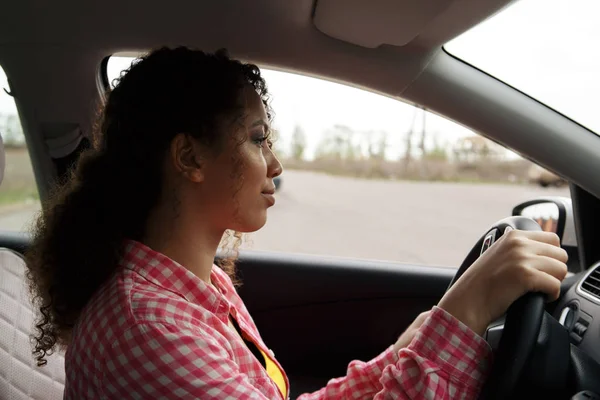 Красива африканська жінка приймає тест на водіння — стокове фото