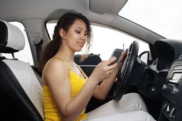 Молода жінка-водій, використовуючи смартфон з сенсорним екраном та навігацію gps у машині . — стокове фото