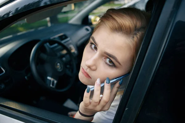 Розлючена молода жінка в машині — стокове фото