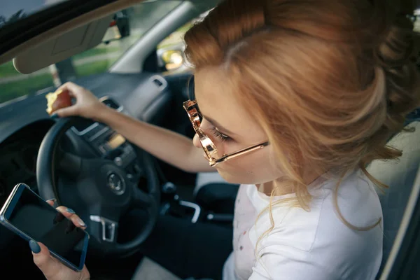 Жінка використовує мобільний телефон у машині . — стокове фото