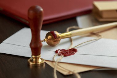 Eski mektup zarfı balmumu ile mühür ahşap yüzeyde