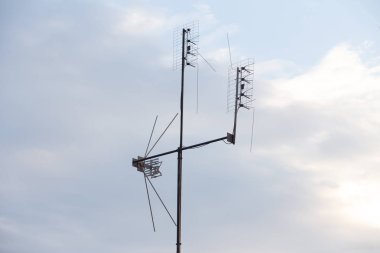 Duvara yerleştirilmiş Yagi DVBT TV resepsiyon anteni. Geniş bant sinyal resepsiyonu