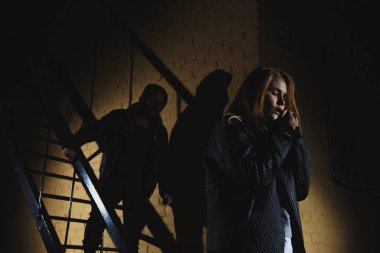 Yalnız geceleri yürüyen suç gözlem genç kadın