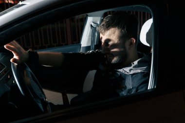 Adam ve kadın acil durumda araba. akşam gece zaman