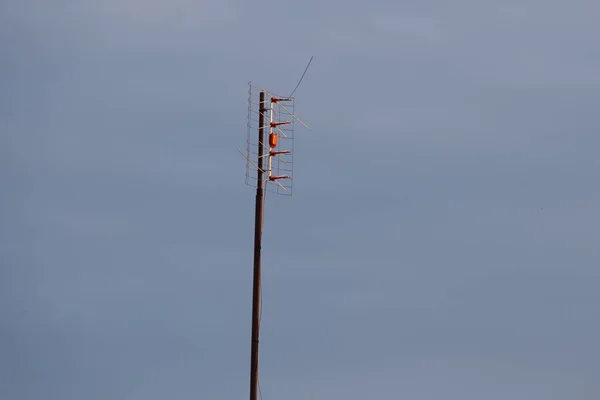 Antena odbiorcza telewizji Yagi DVBT zainstalowana na ścianie. Odbiór sygnału szerokopasmowego — Zdjęcie stockowe