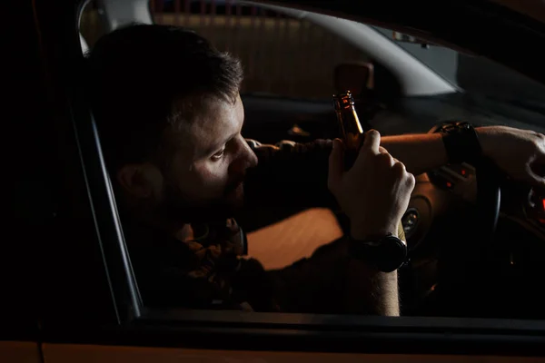 Joven cansado conduciendo su coche. durmiendo dentro de su coche, agotado . — Foto de Stock