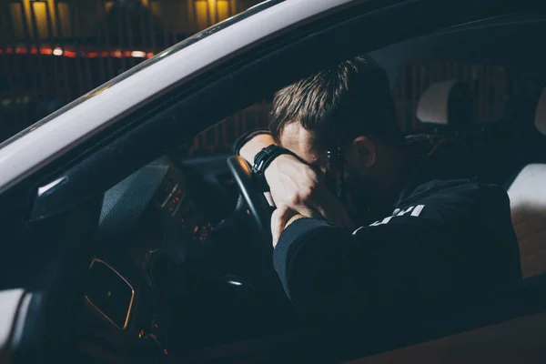 Hombre de negocios en el coche, Alcoholismo, Hombre borracho, Peligroso en la carretera, Retrato borroso — Foto de Stock