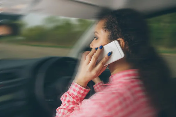 Man using cell phone while driving . — Stock Photo, Image