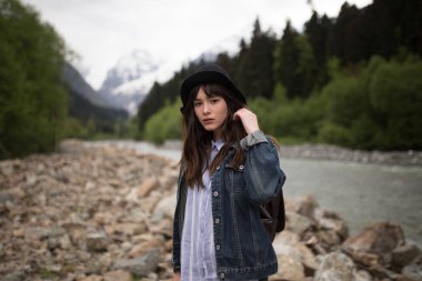 Kanada ve bir bakış açısı üzerinde duran ve güzel çöl, göl, dağlar peyzaj turizm sezonu sonbaharın sonu sırasında izlerken Alaska tatil kız