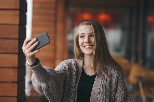 Cheert Selfie tempo Jovem senhora feliz em umas férias de primavera, andando na cidade, beber café, fotografar-se em um dia ensolarado — Fotografia de Stock