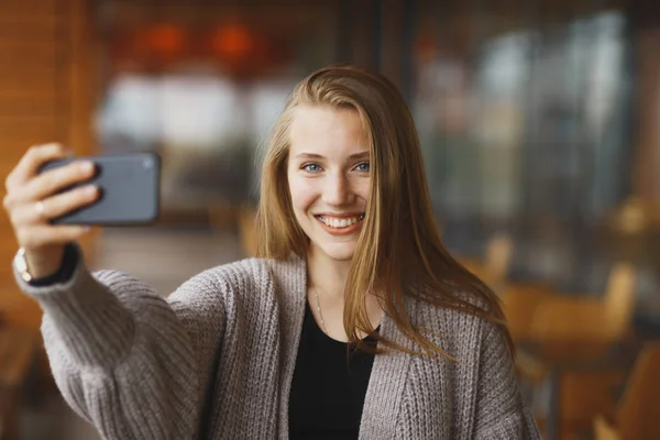 Zakelijke vrouw het nemen van selfie foto met behulp van smartphone app op de smartphone voor sociale media. Jonge zakenvrouw met behulp van smartphone glimlachend gelukkig dragen pak jas buiten. Vrouwelijk stedelijk beroep. — Stockfoto