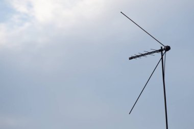 Uydu Tv ev antena bulutlu doğal arka plan ile