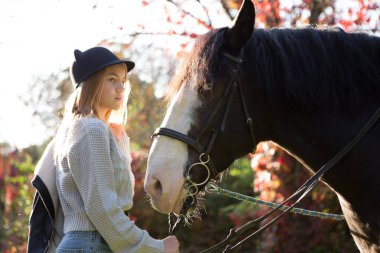 Güzel genç kız ve onun at soyunma Tekdüzen rekabet ile görüşmeler jokey