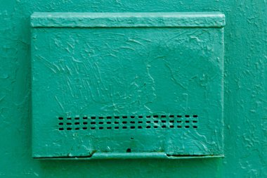 Duvardaki antik yeşil mektup kutusu