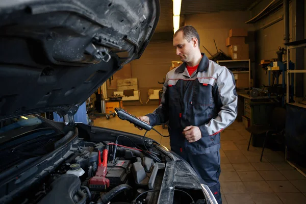 Emlékeztető kábelek, induló autó-motor szerelő — Stock Fotó