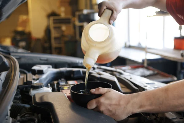 Pouring oil to car engine, — Stock Photo, Image