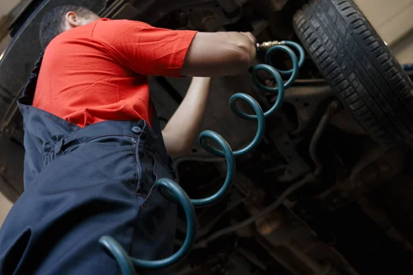 Retrato de un mecánico trabajando en su garaje, enfoque selectivo . —  Fotos de Stock