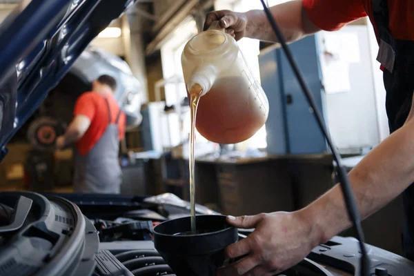 Pouring oil to car engine, — Stock Photo, Image